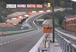 Le raidillon en 1997. Le circuit n'était pas encore permanent, la circulation générale empruntait le raidillon dans un sens, l'autre passant par l'ancienne douane.