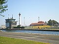 Le port de Ouistreham avec, en premier plan, l'écluse, et en arrière-plan, la capitainerie, le pont tournant et le phare.