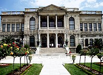 O Palacio de Dolmabahçe foi construído entre 1842 e 1853, onde se levantaba o palacio de Beşiktaş, polos arquitectos armenio-turcos Garabet Amira Balyan e o seu fillo Nigogos Balyan.