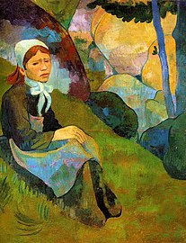 Tableau représentant une jeune fille en tenue bretonne, seule, assise dans l'herbe. Elle est assise devant des rochers ou des arbres aux couleurs vives, jaunes ou avec des reflets bleus.