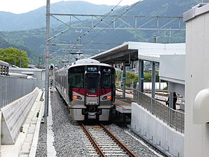 あき亀山駅に停車中の227系電車