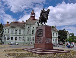 Mestna hiša (Magistrat) in spomenik kralju Petru I.