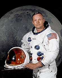 Foto de Neil Armstrong, Julio 1969, en spaca vesto sen kasko