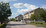 Stationsvägen västerut från busstationen. Till höger "Korsudden" och affärshuset, i fonden Daga härads sparbanks tidigare byggnad.