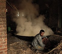 Cuisson de jaggery en Inde, dans de grandes marmites paraboliques.