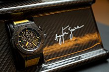 Une montre noire de marque Hublot en édition limitée « Hommage à Ayrton Senna ».