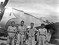 Des membres des Aigles Aztèques du 201e Escadron de chasse du Mexique devant un P-47, pendant la campagne des Philippines en 1945.