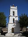 Der Glockenturm von San Lucas in Toconao steht auf der Plaza de Armas, isoliert von der Kirche auf der gegenüberliegenden Straßenseite.