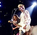 Kurt Cobain (au premier plan) et Krist Novoselic (à gauche) lors des MTV Video Music Awards, le 9 septembre 1992 à Los Angeles.