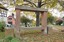 Le banc-reposoir.