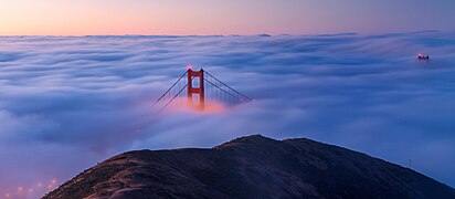 Le pont du Golden Gate vu depuis le comté un matin brumeux.