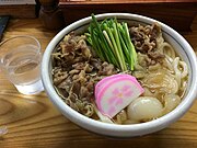 肉うどんに蒲鉾をいれた例