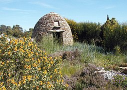 Deaux, Gard : édifice moderne (lucarne carrée surdimensionnée, chappe de ciment au sommet).