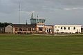 Instal·lacions de l'aeròdrom de Fenland (Lincolnshire, Anglaterra), amb la torre de control i l'aeroclub.