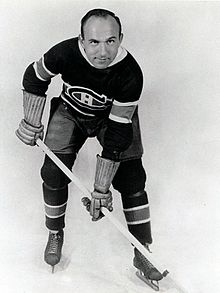 Photo de Howie Morenz qui pose dans la tenue des Canadiens de Montréal