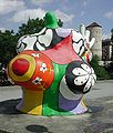 Estàtua policromada de Niki de Saint Phalle, segle XX