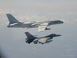 Un avion de chasse taïwanais F-16 vole à côté d'un bombardier chinois H-6 (en haut) dans l'ADIZ de Taiwan.