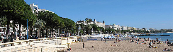 La Croisette avec la plage publique Macé au premier plan.