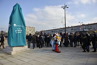 Inauguration de l'obélisque René Goscinny devant la gare d'Angoulême.