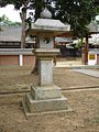 嘉義神社參道旁的石燈籠其一，1920年建造