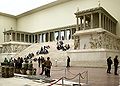 Pergamon-Altar - Sowohl der Altar als auch der Gigantenfries wirken besonders kraftvoll