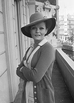 Valerie Perrine vuonna 1975.