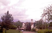 Schellenberg, hinter der Häuserzeile Turm der Pfarrkirche