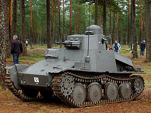 Stridsvagn m/37 i grå grundfärg.