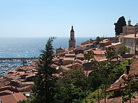 Le vieux Menton et son enchevêtrement de toitures en tuiles rondes vus depuis le début du boulevard de Garavan.