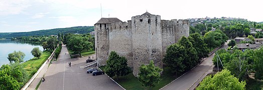 Paysage moldave à Soroca avec le fleuve Nistre et la forteresse.