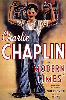 Affiche montrant Charlot avec un bleu de travail rayé. Il tourne le dos à un mur où sont fixés deux gros disjoncteurs manuels qu'il tient dans les mains à la hauteur de sa tête.