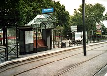 Abri le long de la voie ferrée du tramway, devant la route