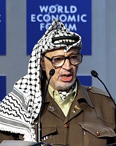 Jaser Arafat estas parolanta dum Monda Ekonomia Forumo en 2001