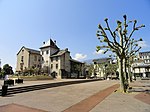 La place Maurice-Mollard et l'hôtel de ville d'Aix-les-Bains.