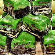 Kek batik di Brunei yang dihiasi dengan krim hijau.