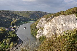 La Haute-Meuse à Freÿr (à Hastière ; rochers, château et jardins).