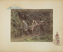 Jinriki, 1886. Photographie couleur à l'albumine décorant un album. Un conducteur de rickshaw, deux passagères et un porteur.