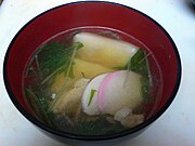 雑煮（すまし汁）に蒲鉾を入れた例