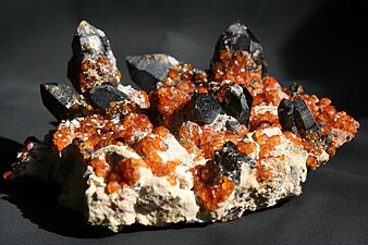 Grenat et quartz fumé, Chine.