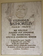 Farbfotografie einer Gedenktafel mit der Aufschrift „Stephanus Bathoreus 28.09.1533 – 12.12.1586 Rex Poloniae. Magnus Dux Lithuaniae. Dux Transilvaniae. Conditor Universitatis Vilnensis“. Eine Widmung von Martin Cromer steht darunter und an der Spitze ist ein Wappen mit einem Reiter.