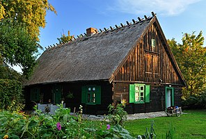 Traditionele houten woning in het dorp Kaborno