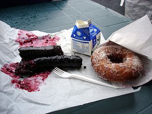 Mustamakkara, Preiselbeermarmelade, Milch und Donut