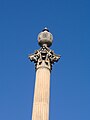 Colonna di fronte al teatro