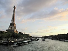 Tour Eiffel et Seine. Tour Eiffel vue du jardin du Musée Branly en 2023