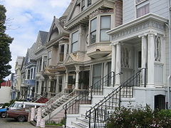 Maisons mitoyennes de style victorien.