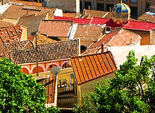 Vue en hauteur sur de vieilles maisons à cour intérieure.