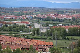 La LE-20 a la altura del cruce de Villaobispo de las Regueras vista desde el parque de La Candamia