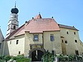 Kirchturm und unteres Torhaus der Wehrmauer der Kirchenburg