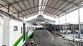 Peron Stasiun Bojonegoro dengan kanopi baru. tampak kereta api Kereta api Commuter Line Arjonegoro sedang berhenti di jalur 2, 2023