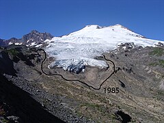 Le glacier Easton sur le flanc sud en 2003. La ligne noire indique la position du glacier en 1985.